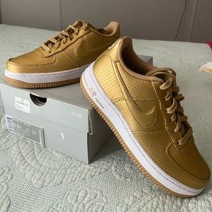NIKE AIR FORCE 1 LV8